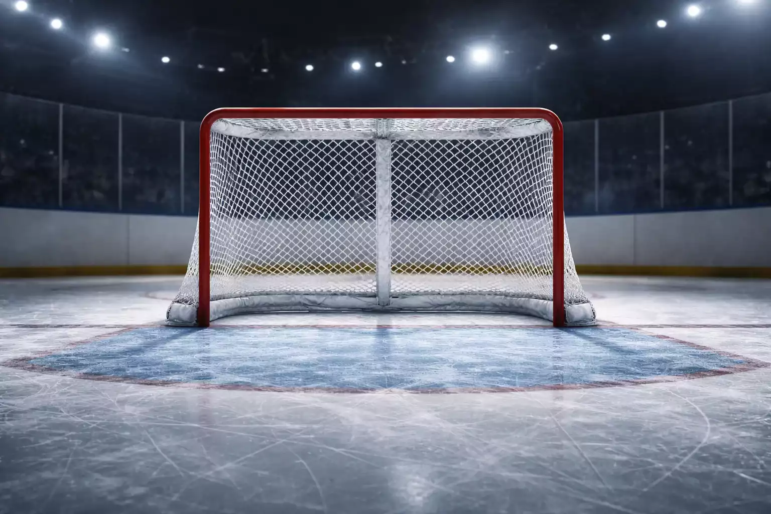 Leeres Eishockeytor auf dem Eis w&auml;hrend eines Spiels