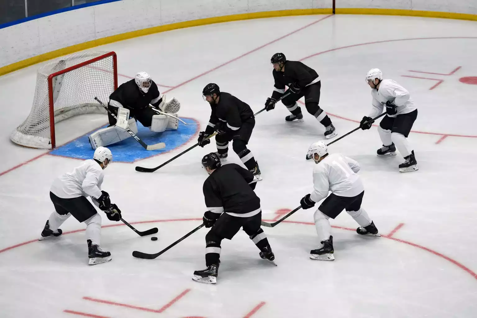 Eishockey-Powerplay mit f&uuml;nf Spielern gegen vier auf dem Eis