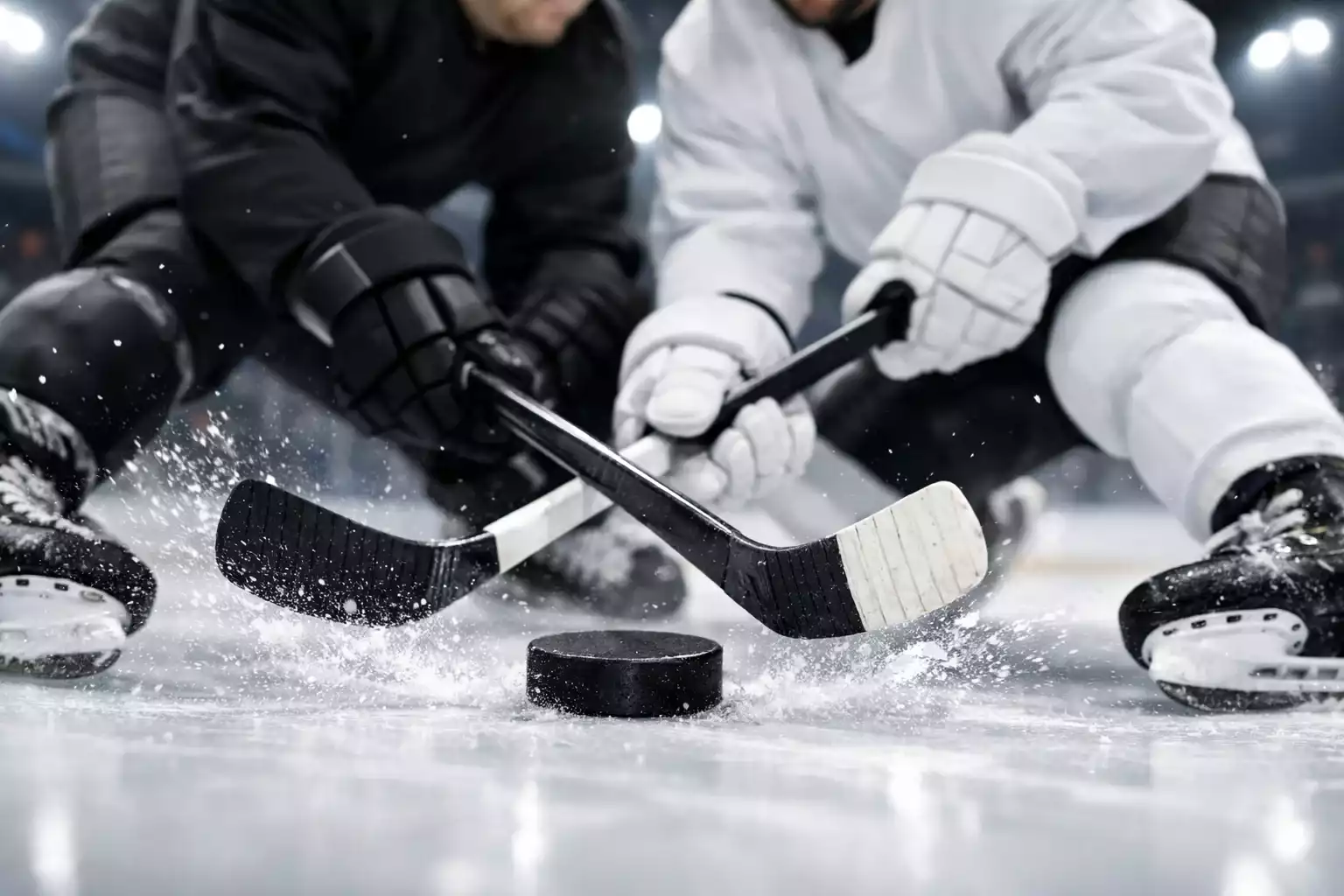 Eishockeyspieler kämpft um den Puck auf dem Eis